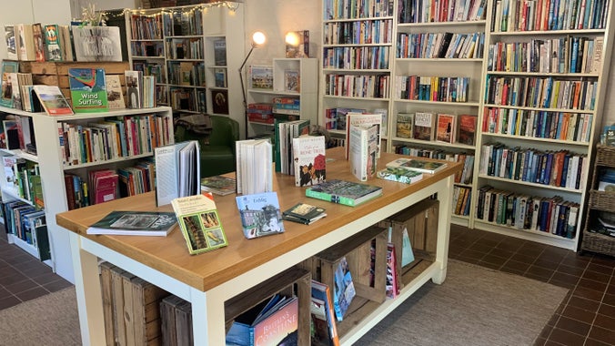 Mae’r siop lyfrau ail-law yn Erddig, Wrecsam